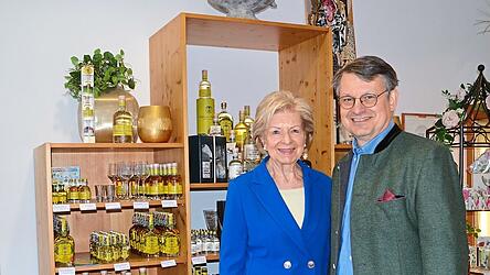 Ilse und Hans Peter Lutzenburger und das berühmte 'Hallertauer Hopfengold'.