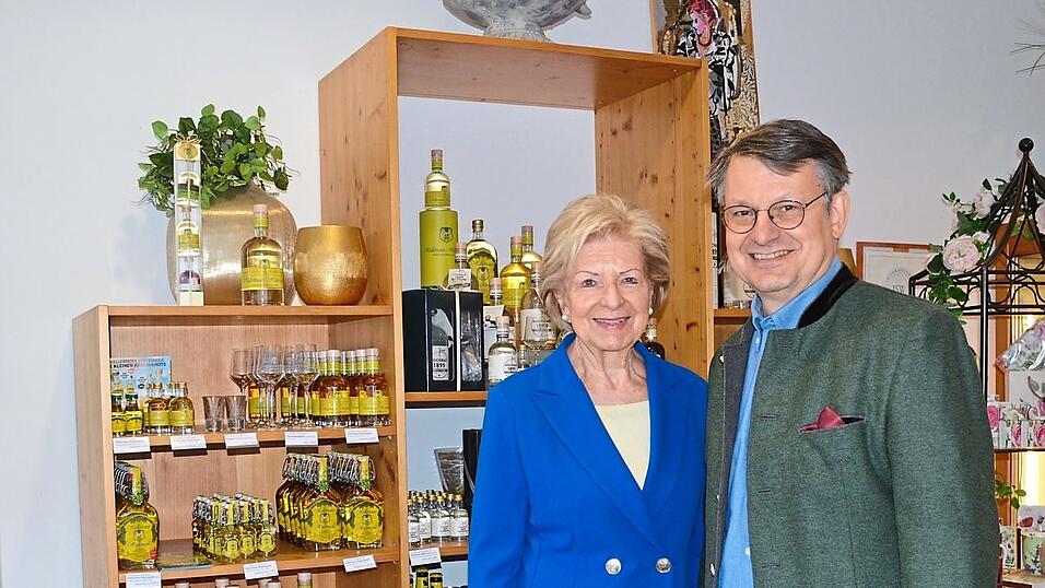 Ilse und Hans Peter Lutzenburger und das berühmte 'Hallertauer Hopfengold'.