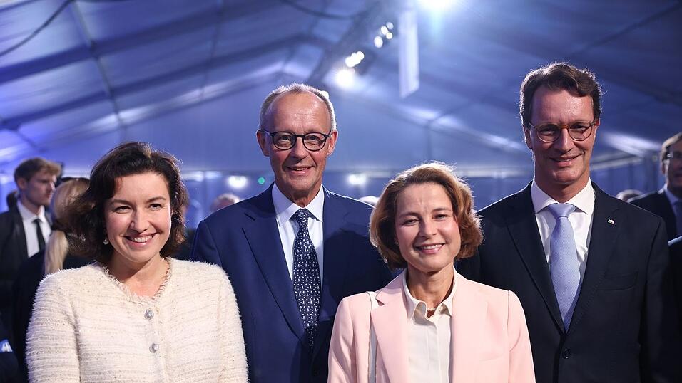 Bundeskanzler Friedrich Merz und NRW-Ministerpräsident Hendrik Wüst haben den Supercomputer «Jupiter» in Jülich in Betrieb genommen. Bundeskanzler Friedrich Merz und NRW-Ministerpräsident Hendrik Wüst haben den Supercomputer «Jupiter» in Jülich in Betrieb genommen.