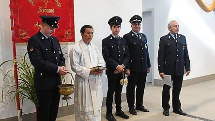 Bei der Segnung (von links): Simon Kiermeier, Pfarrer Joseph Chen , Philipp Hörmann, 2. Vorsitzender Martin Klaus und Bürgermeister Konrad Hartshauser.
