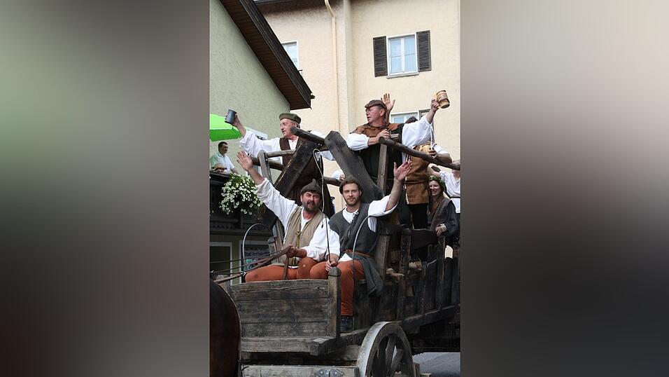 Die schönsten Augenblicke des historischen Drachenstich-Festzuges 2016. Die schönsten Augenblicke des historischen Drachenstich-Festzuges 2016.