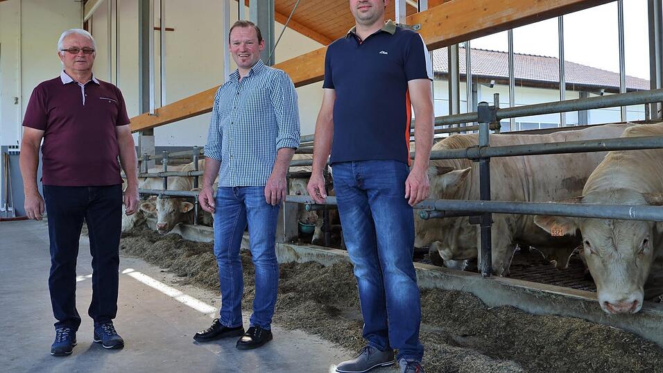 Metzger Anton Haslacher (M.), Schweinezüchter Georg Furtner (l.) und Rinderzüchter Christian Kobold am Kobold-Hof in Langenpreising. Metzger Anton Haslacher (M.), Schweinezüchter Georg Furtner (l.) und Rinderzüchter Christian Kobold am Kobold-Hof in Langenpreising.