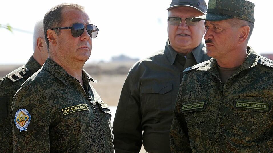 Ex-Kremlchef Medwedew bei einem Militärbesuch. (Archivbild) Ex-Kremlchef Medwedew bei einem Militärbesuch. (Archivbild)