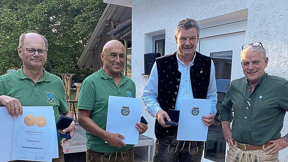 F&uuml;r ihre vorbildliche Arbeit ehrte Maximilian Voit (r.), Pr&auml;sident des Fischereiverbands Oberbayern, Anton Stock, Karl Schmid und Erich Ecker (v.l.).