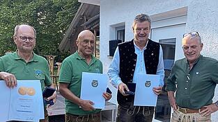 F&uuml;r ihre vorbildliche Arbeit ehrte Maximilian Voit (r.), Pr&auml;sident des Fischereiverbands Oberbayern, Anton Stock, Karl Schmid und Erich Ecker (v.l.).