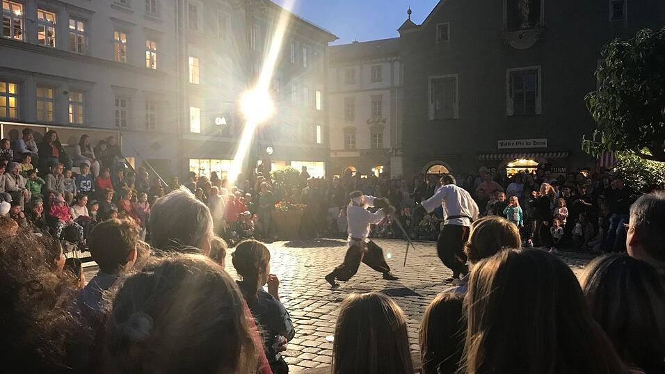 Der Straubinger Stadtplatz wird am Wochenende ganz in mittelalterliches Flair getaucht. Die schönsten Schnappschüsse haben wir für Sie zusammengestellt. Der Straubinger Stadtplatz wird am Wochenende ganz in mittelalterliches Flair getaucht. Die schönsten Schnappschüsse haben wir für Sie zusammengestellt.