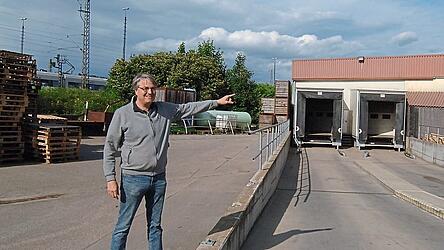 Prokurist Daniel Probst zeigt wo Europlant in eine neue Halle investieren wird.