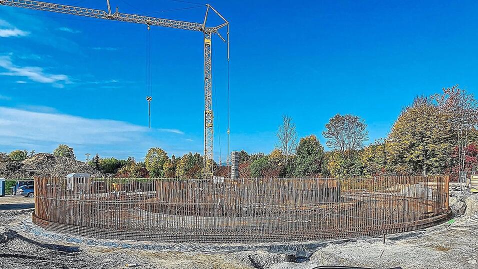 Fleißig waren die Stahlflechter - das Stahlgerüst für das neue Kombibecken ist fast fertig und wartet darauf, betoniert zu werden. Fleißig waren die Stahlflechter - das Stahlgerüst für das neue Kombibecken ist fast fertig und wartet darauf, betoniert zu werden.