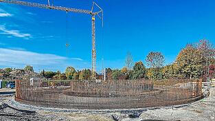 Fleißig waren die Stahlflechter - das Stahlgerüst für das neue Kombibecken ist fast fertig und wartet darauf, betoniert zu werden. Fleißig waren die Stahlflechter - das Stahlgerüst für das neue Kombibecken ist fast fertig und wartet darauf, betoniert zu werden.