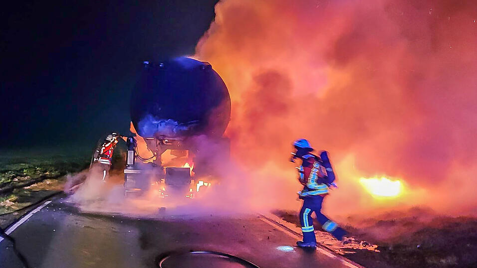 Am sp&auml;ten Dienstagabend brannte bei Hengersberg ein Lastwagen.