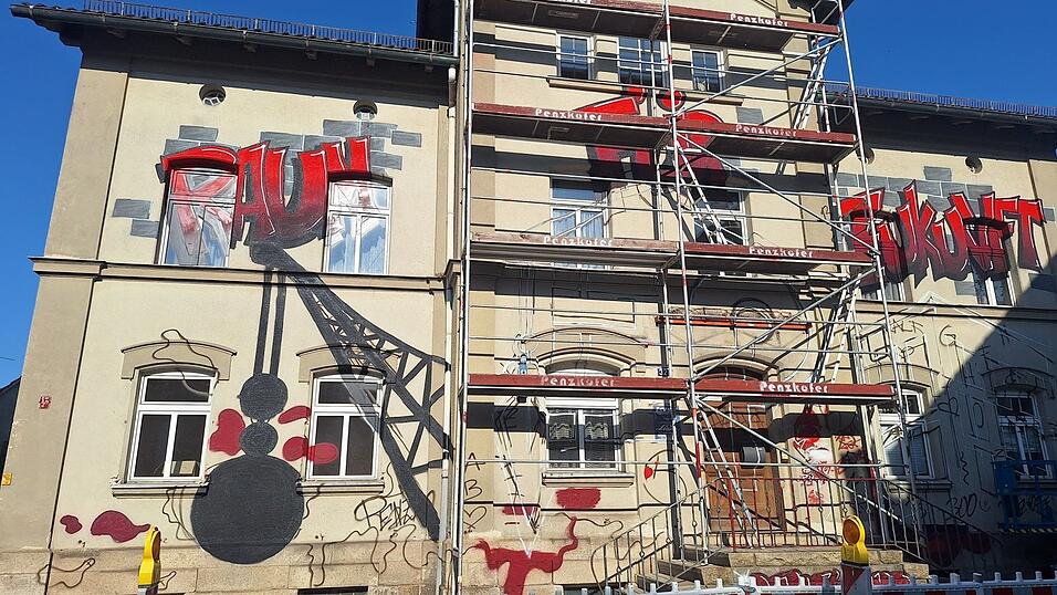 &bdquo;Raum f&uuml;r Zukunft&ldquo; und eine schwarze Abrissbirne sind im Westlichen Stadtgraben zu sehen - so geht Graffiti-Kunst.