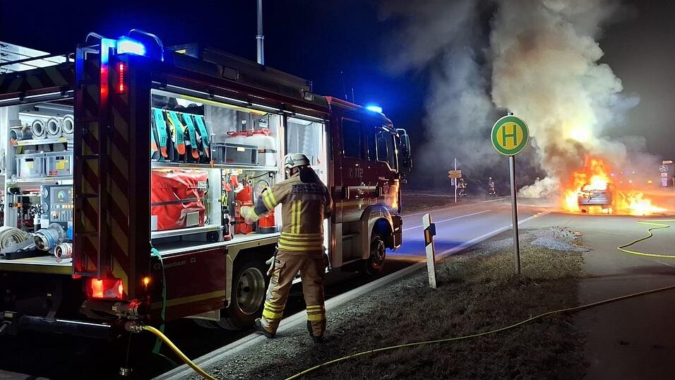 Das Auto brannte lichterloh. Die Feuerwehr konnte es schnell l&ouml;schen.