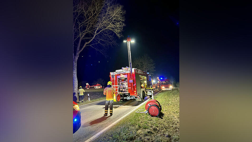 Ein schwerer Unfall zwischen Attenkirchenn und Au rief die Feuerwehren auf den Plan.