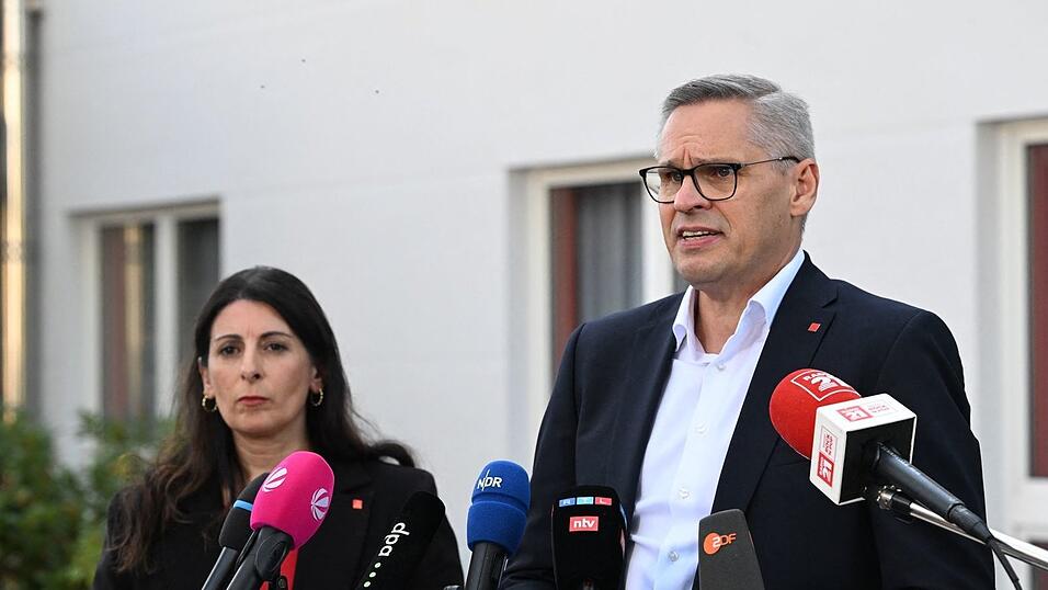 IG-Metall-Bezirksleiter Gröger und VW-Betriebsratschefin Cavallo zeigten sich nach dem Gespräch «enttäuscht und wütend». IG-Metall-Bezirksleiter Gröger und VW-Betriebsratschefin Cavallo zeigten sich nach dem Gespräch «enttäuscht und wütend».