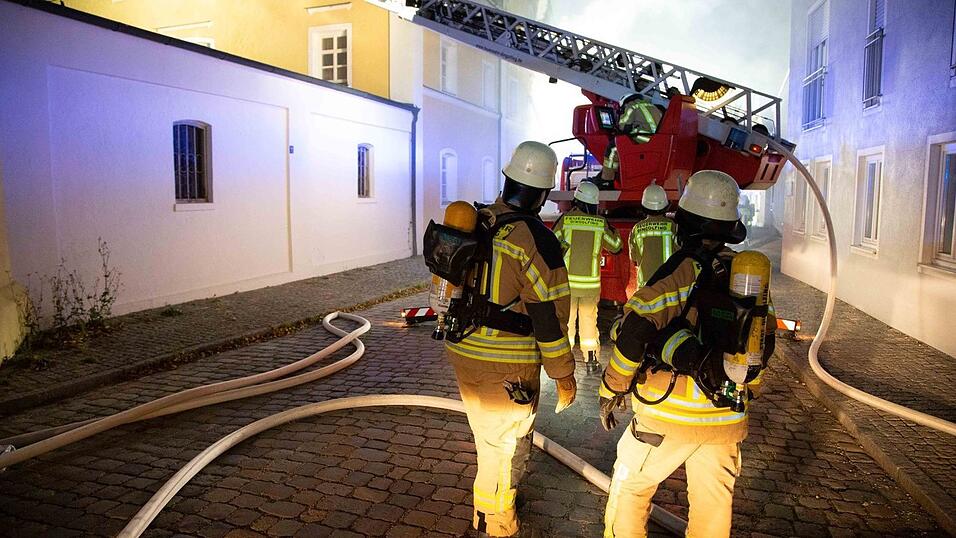 Beim Brand eines Mehrfamilienhaus in Reisbach sind in der Nacht auf Samstag vier Menschen ums Leben gekommen. Mindestens 20 weitere wurden verletzt. Beim Brand eines Mehrfamilienhaus in Reisbach sind in der Nacht auf Samstag vier Menschen ums Leben gekommen. Mindestens 20 weitere wurden verletzt.