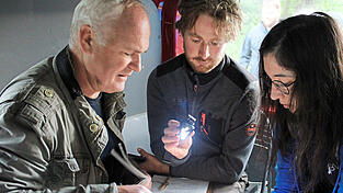 Markus Schmidberger, Ranger Jonas Nelhiebel und Daniela Vogl stellen das Alter des Vogels fest.
