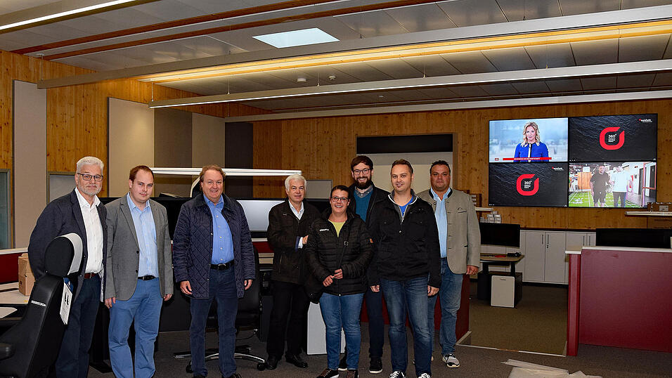 Mit einer&nbsp;Delegation besuchte MdL Radlmeier (3.v.l.) das Herzst&uuml;ck der neuen ILS in Essenbach.