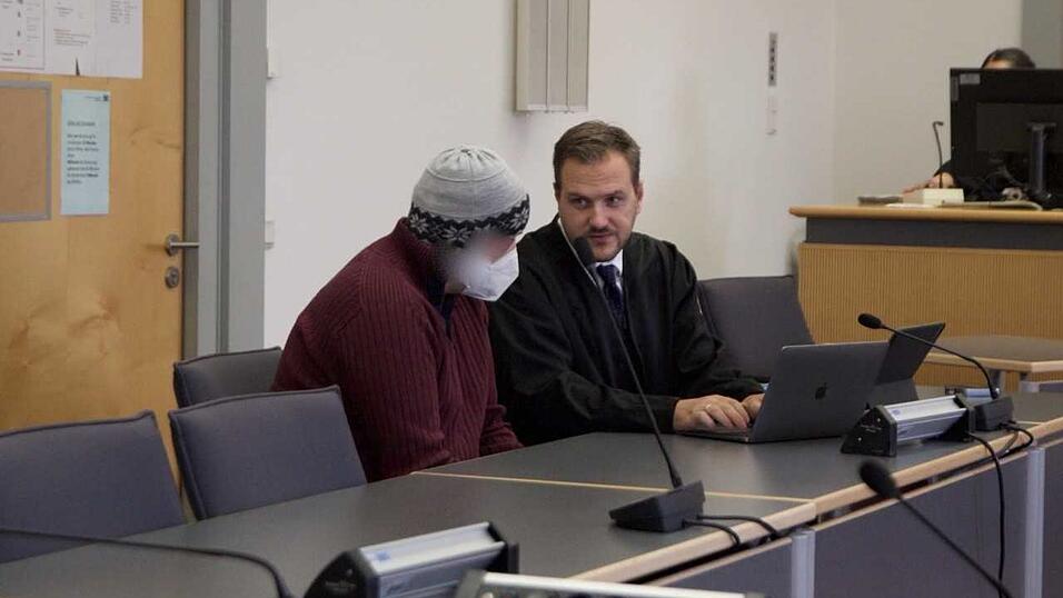 Der Angeklagte gilt als vermindert schuldfähig und ist seit der Tat einstweilig im Bezirkskrankenhaus untergebracht. Der Angeklagte gilt als vermindert schuldfähig und ist seit der Tat einstweilig im Bezirkskrankenhaus untergebracht.