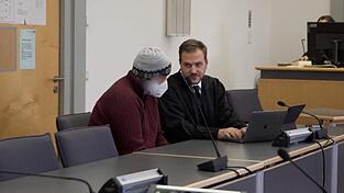 Der Angeklagte gilt als vermindert schuldfähig und ist seit der Tat einstweilig im Bezirkskrankenhaus untergebracht.