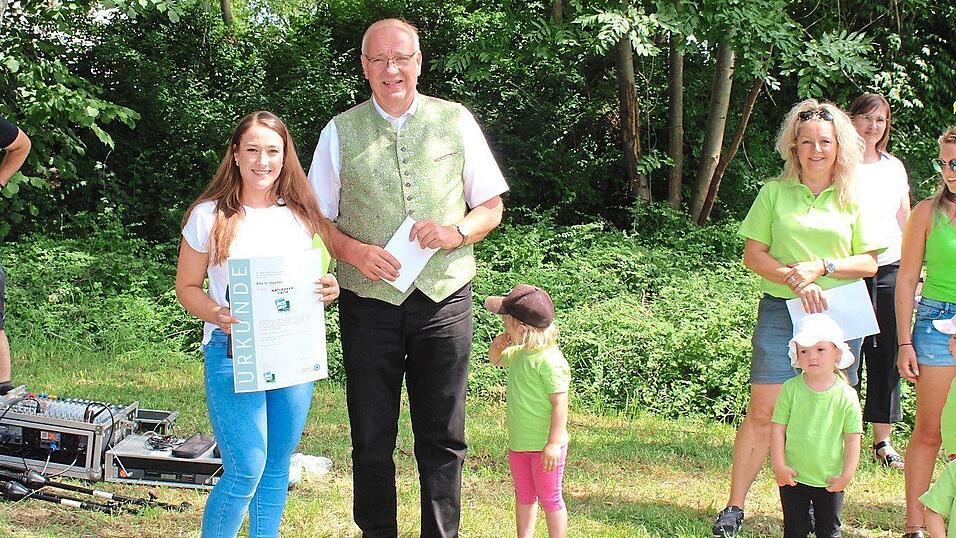 Landrat Franz L&ouml;ffler &uuml;berreicht an Leiterin Simone H&ouml;cherl die Urkunde 'Naturpark-Kita' und gratuliert zur Ernennung.