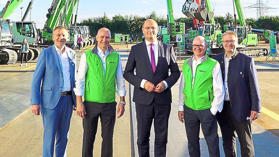 Hoch hinaus mit den Maschinen von Sennebogen, die auf einem Firmenrundgang von Minister Albert F&uuml;racker (Mitte) bestaunt und von Erich Sennebogen (2.v.l.) und Walter Sennebogen (2.v.r.) erkl&auml;rt wurden. Initiiert wurde der Besuch von MdL Josef Zellmeier (r.). Mit dabei auch MdL Hans Ritt (l.).