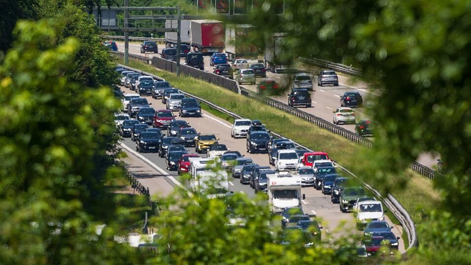 Zum Wochenende rechnet der ADAC wieder mit Staus auf Autobahnen. (Archivbild)