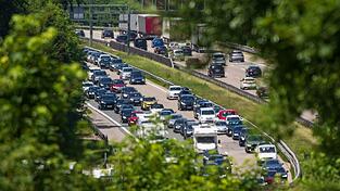 Zum Wochenende rechnet der ADAC wieder mit Staus auf Autobahnen. (Archivbild)