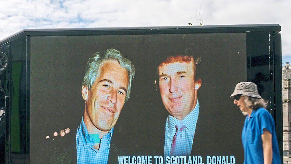 Während des Besuchs von US-Präsident Donald Trump in Schottland präsentierten Demonstranten vor wenigen Tagen auf einem Lieferwagen ein gemeinsames Bild von ihm und Jeffrey Epstein (l.). Während des Besuchs von US-Präsident Donald Trump in Schottland präsentierten Demonstranten vor wenigen Tagen auf einem Lieferwagen ein gemeinsames Bild von ihm und Jeffrey Epstein (l.).