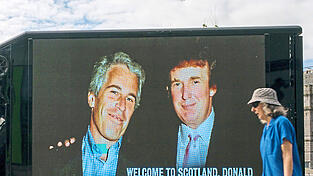 Während des Besuchs von US-Präsident Donald Trump in Schottland präsentierten Demonstranten vor wenigen Tagen auf einem Lieferwagen ein gemeinsames Bild von ihm und Jeffrey Epstein (l.).
