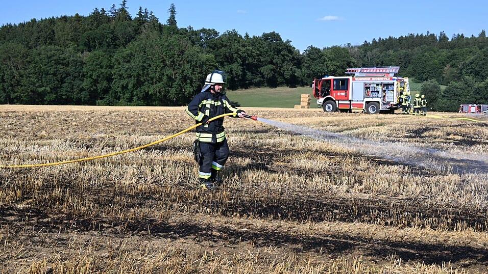 Die Feuerwehr war außerdem mit dem Löschen eines Feldes beschäftigt. Die Feuerwehr war außerdem mit dem Löschen eines Feldes beschäftigt.