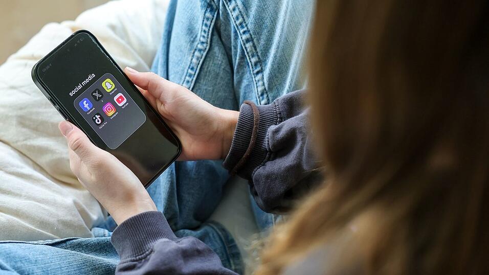 Auch in Deutschland ist beim Thema Social-Media-Verbot eine Übergangslösung geplant, bis eine EU-weite Lösung in Kraft ist. (Symbolbild) Auch in Deutschland ist beim Thema Social-Media-Verbot eine Übergangslösung geplant, bis eine EU-weite Lösung in Kraft ist. (Symbolbild)