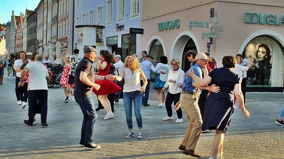 Die tanzbegeisterten Landshuterinnen und Landshuter legten eine hei&szlig;e Sohle aufs Parkett.
