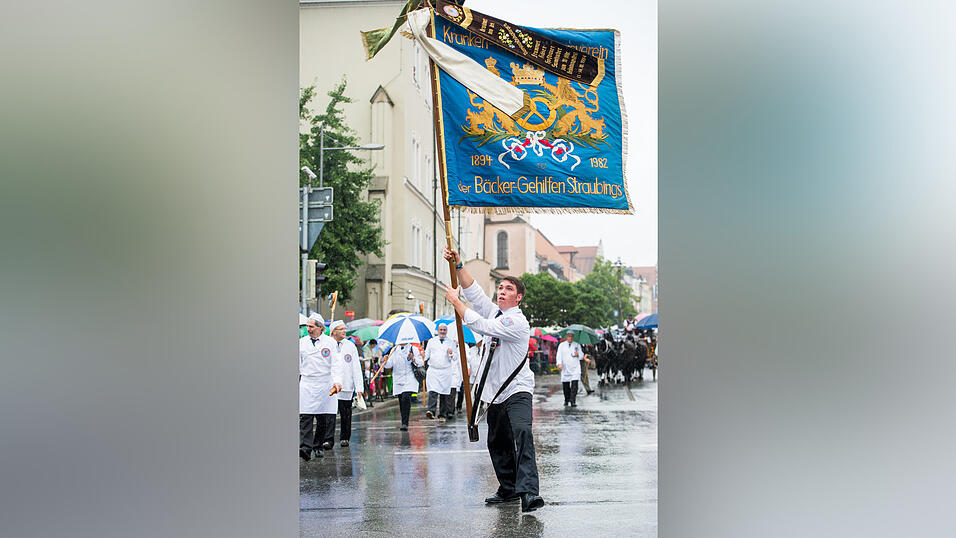 Alle Bilder dazu finden Sie hier.Foto: Mathias AdamBilder vom verregneten Volksfestauszug.