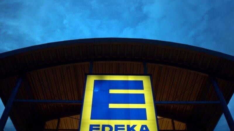 Ein Einzelhändler mit mehreren Edeka-Märkten will als Maßnahme im Kampf gegen das Coronavirus auf den Verkauf von Alkohol an Jugendliche verzichten. (Archivbild)