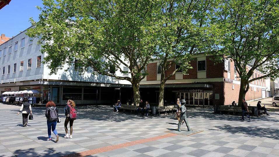 Das Woolworth-Geb&auml;ude r&uuml;ckt nach langer Zeit wieder in den Blickpunkt: Das Grundst&uuml;ck geh&ouml;rt weiterhin der R&ouml;hrl-Grundst&uuml;cksverwaltungs GmbH und Co KG, eine Erbengemeinschaft. Das zugeh&ouml;rige Erbbaurecht hat jetzt die Winter Invest GmbH und Co KG erworben. Die k&uuml;nftige Perspektive des Areals wird beiden Akteuren zufolge einvernehmlich entwickelt.