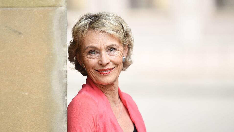 Die Schauspielerin Ilona Grübel steht seit ihrer Jugendzeit vor der Fernsehkamera. Jetzt wird sie 75 Jahre alt. (Archivbild) Die Schauspielerin Ilona Grübel steht seit ihrer Jugendzeit vor der Fernsehkamera. Jetzt wird sie 75 Jahre alt. (Archivbild)