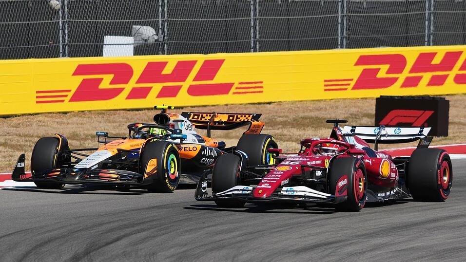 Lando Norris (l) schaffte es kurz vor Schluss doch noch an Charles Leclerc vorbei.
