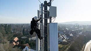 Ein Telekom-Techniker an einem Mobilfunk-Masten - an so einem Standort könnten künftig auch Anti-Drohnen-Sensoren hängen. (Archivbild) Ein Telekom-Techniker an einem Mobilfunk-Masten - an so einem Standort könnten künftig auch Anti-Drohnen-Sensoren hängen. (Archivbild)