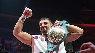 Schwergewichtsboxer Agit Kabayel strahlt als Weltmeister. (Archivbild)