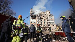 In der westukrainischen Stadt Ternopil sind bei einem russischen Luftangriff viele Menschen getötet und Dutzende verletzt worden. In der westukrainischen Stadt Ternopil sind bei einem russischen Luftangriff viele Menschen getötet und Dutzende verletzt worden.