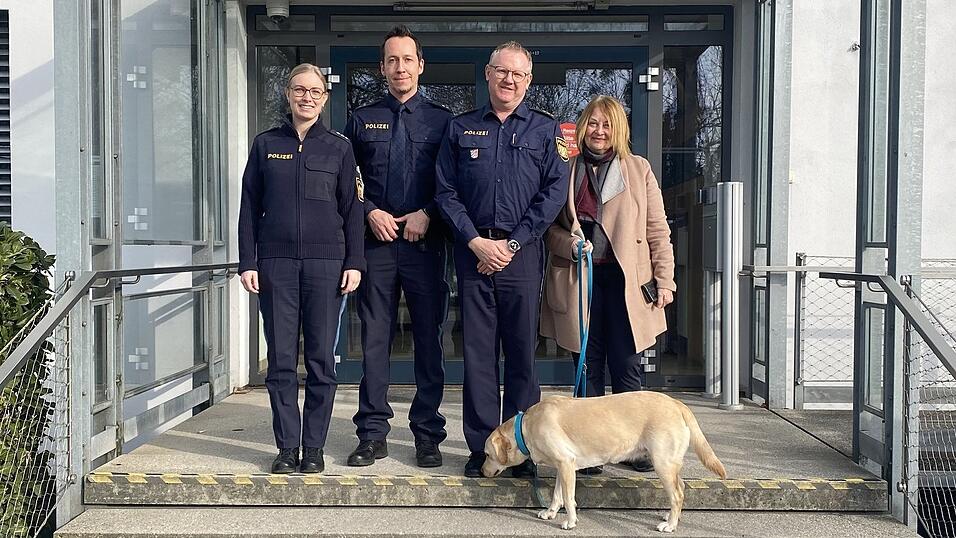 Die 77-Jährige und ihr Hund ließen sich die Deggendorfer Dienststelle zeigen. Die 77-Jährige und ihr Hund ließen sich die Deggendorfer Dienststelle zeigen.