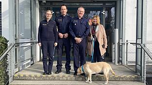 Die 77-J&auml;hrige und ihr Hund lie&szlig;en sich die Deggendorfer Dienststelle zeigen.