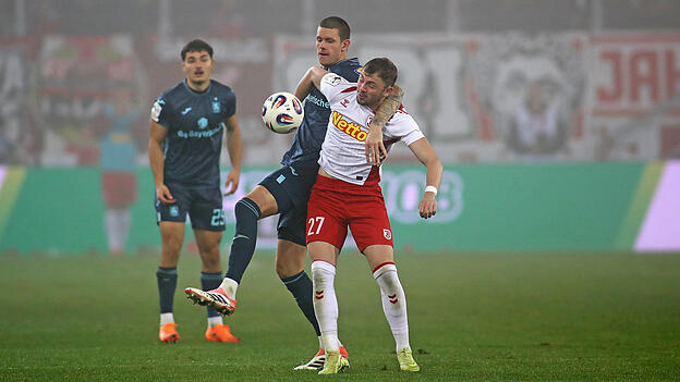 In der 3. Liga setzten sich die Regensburger um Lucas Hermes (vorne, hier im Zweikampf mit Max Reinthaler) im November &uuml;berraschend deutlich mit 4:0 gegen die M&uuml;nchner L&ouml;wen durch. Ob dieses Kunstst&uuml;ck im Verbandspokal an diesem Samstag erneut gelingt?