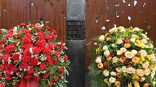 Blumen sind am Denkmal f&uuml;r die Opfer des Anschlags von 1980 am Haupteingang des Oktoberfests auf der Theresienwiese zu sehen.