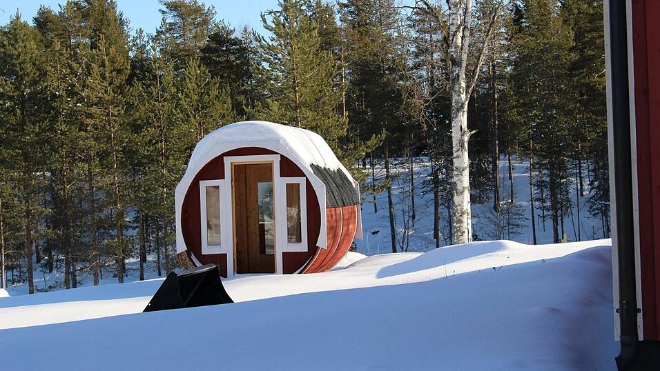 Eine Fass-Sauna in winterlicher Idylle: Die Finnen gelten bei uns als Erfinder der Sauna.