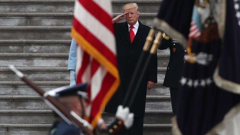 Zum protokollarischen Ablauf der Vereidigung gehört auch, dass der neue Präsident Einheiten des US-Militärs inspiziert. (Archivbild)