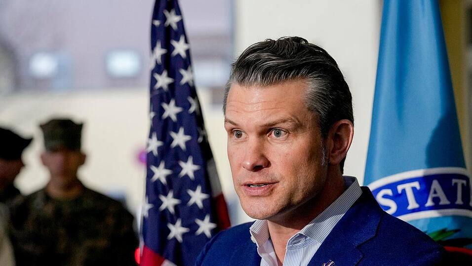 Pentagon-Chef Pete Hegseth kommt erstmals zu einem Treffen der Ukraine-Kontaktgruppe und der Nato-Verteidigungsminister nach Brüssel.