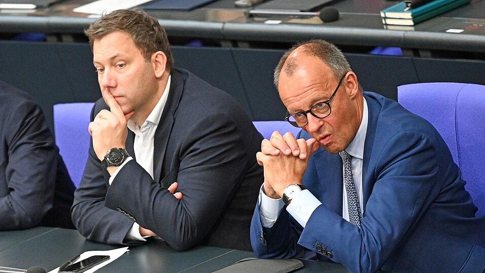 Bundeskanzler Friedrich Merz (CDU, l) hat SPD-Chef und Finanzminister Lars Klingbeil in der Frage von Steuererhöhungen klar widersprochen (Foto: Archiv).