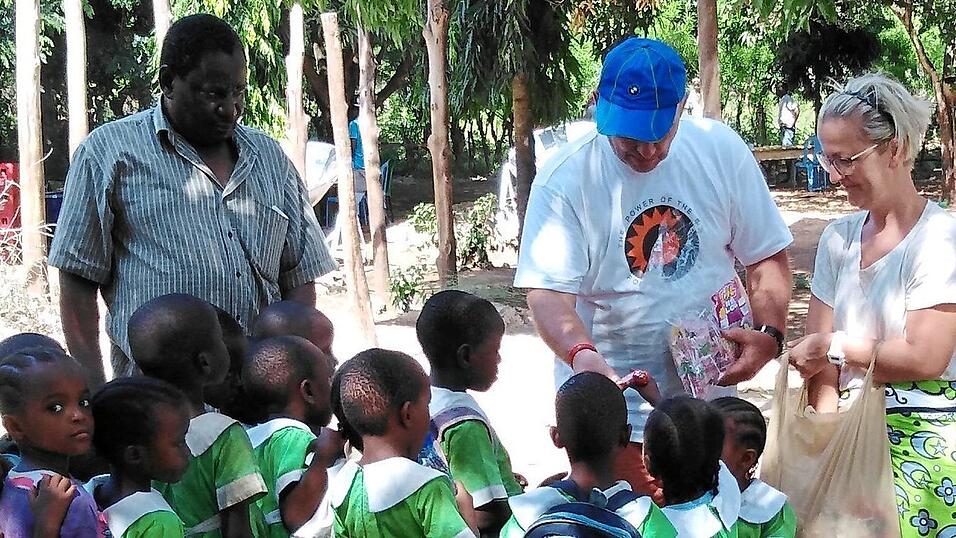 Seit vielen Jahren unterstützt Ludwig Donharl (2.v.l. stehend) die Kinder im Dorf Mwabungu. Mithilfe von Spendengeldern aus dem Landkreis hat er unter anderem ein Schulgebäude und einen Kindergarten bauen lassen. Seit vielen Jahren unterstützt Ludwig Donharl (2.v.l. stehend) die Kinder im Dorf Mwabungu. Mithilfe von Spendengeldern aus dem Landkreis hat er unter anderem ein Schulgebäude und einen Kindergarten bauen lassen.