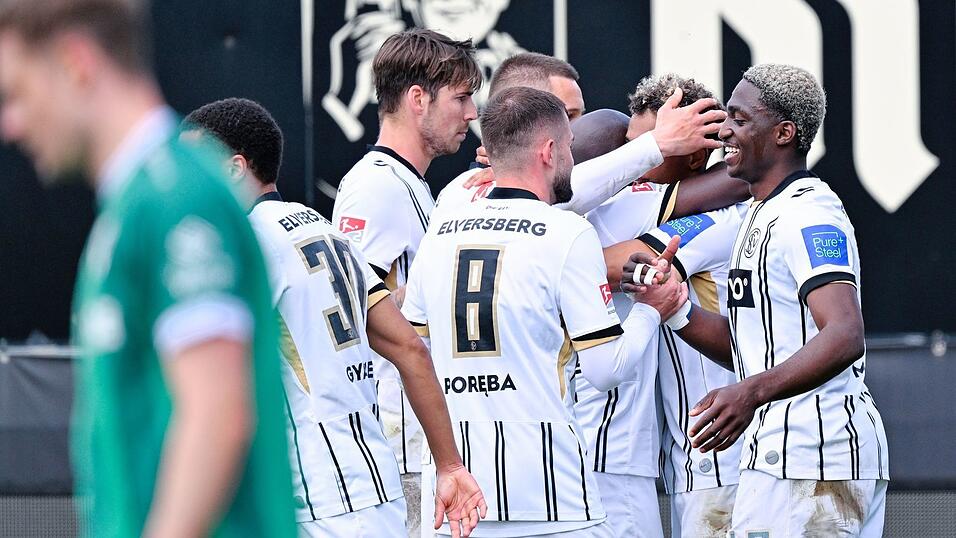 Die Spieler der SV Elversberg feiern den Aufstieg in die Fu&szlig;ball-Bundesliga.
